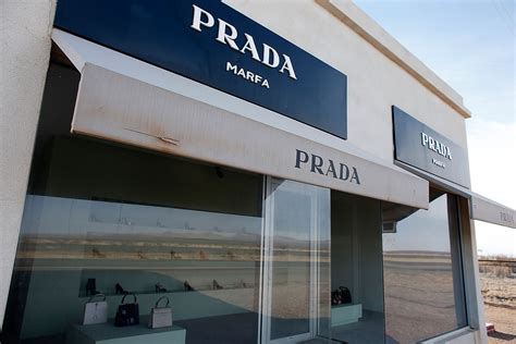 ¿Qué hace una tienda de Prada en medio del desierto .